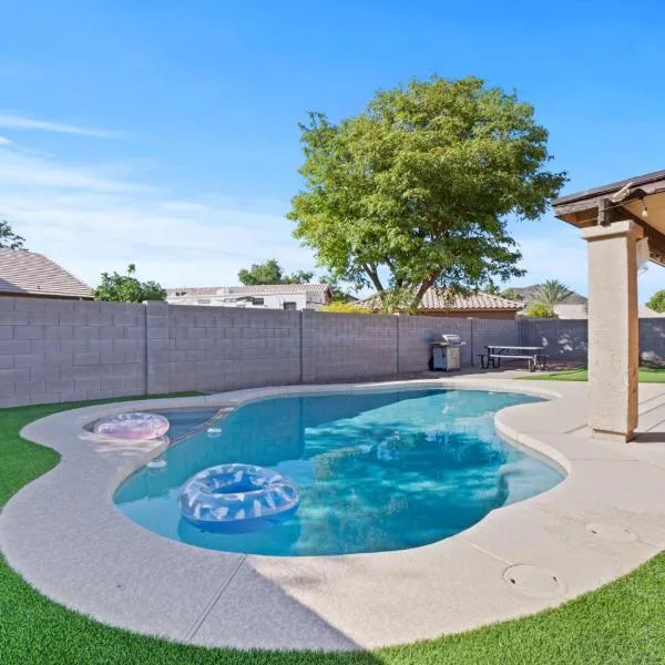 Pool Oasis 4Br Golf, Ping-Pong, Cornhole Retreat, hotel in Glendale