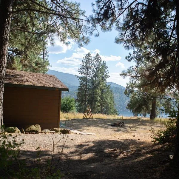 Cabin Getaway with Lake View!, hotel in Coeur d'Alene
