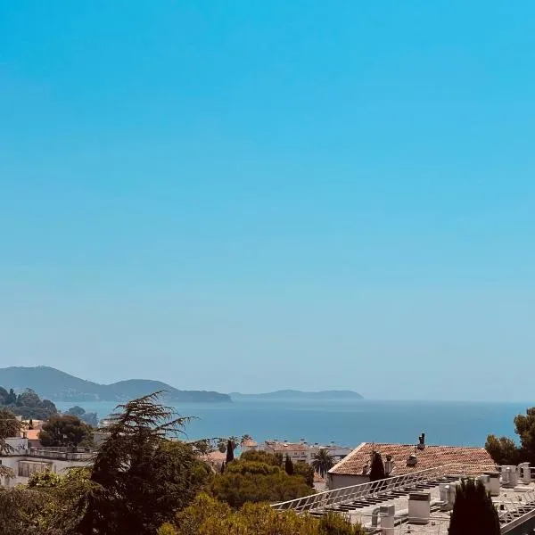 Quiet, sea view terrace, parking, air conditioning, beach, x6, hôtel à Toulon