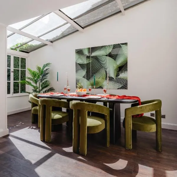 Design Haven! Big Group-Friendly 4BR City Escape in Waterloo's Coolest Corner, hotel en Londres