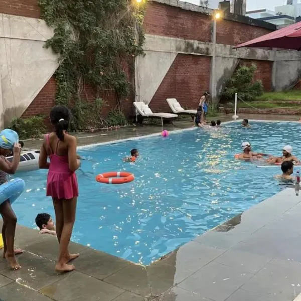 Taj Waves - Royal Pool Paradise Retreat, hotel in Agra