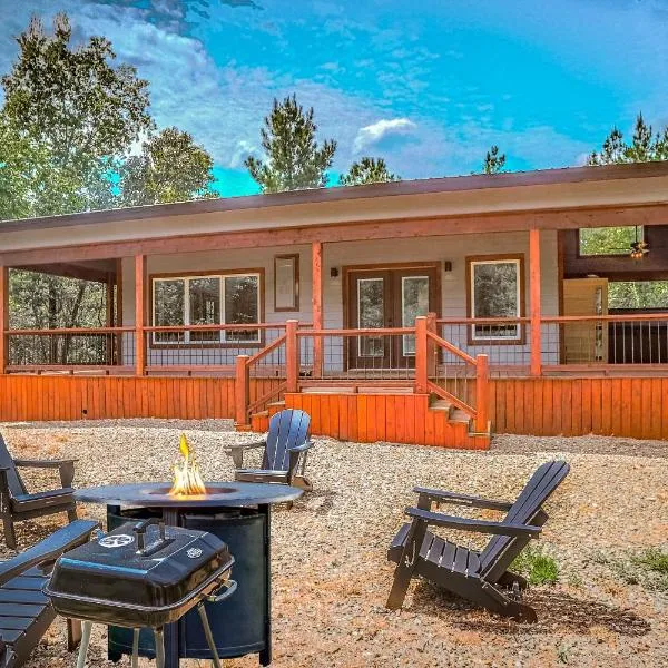 Modern Cabin with Sauna, Tub, Firepit and Views, hotel in Broken Bow