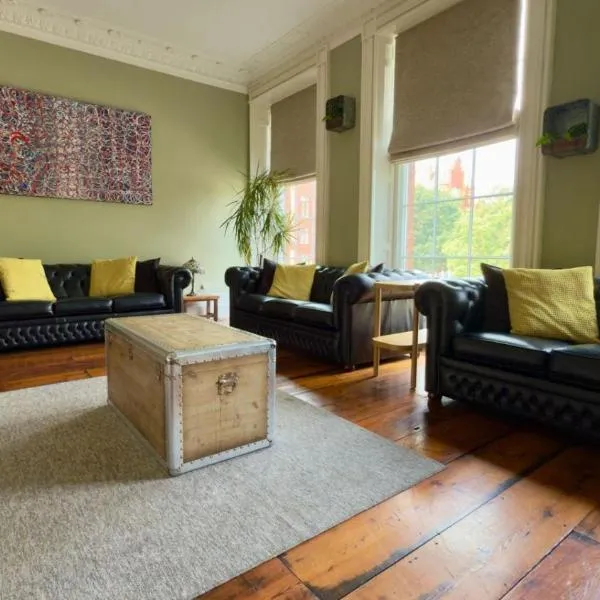 Manchesters Ultimate House - Hot tub - Sleeps 23!, hotel in Manchester