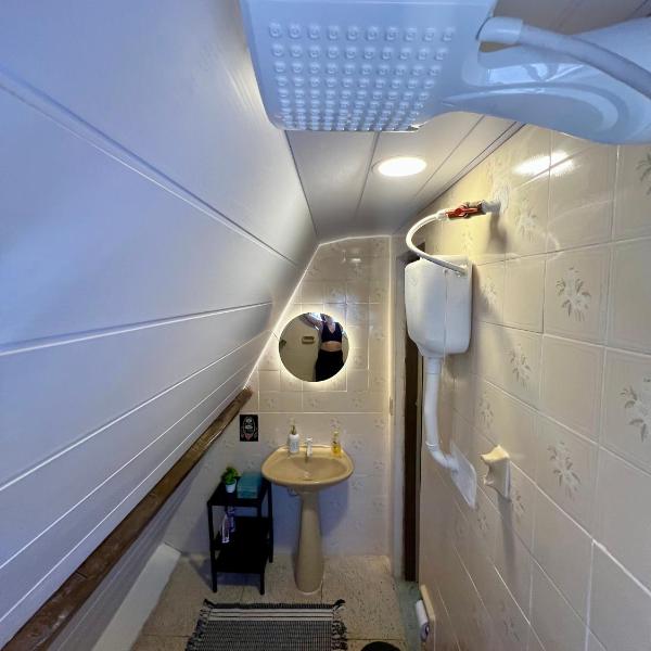 Casa estilo chale dúplex com 3 quartos, churrasqueira, balanço, chuveirão e a uma quadra da praia - Foto 3