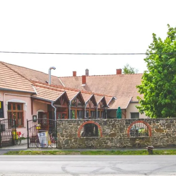 Borostyánkert Étterem & Vendégház, hotel v destinaci Sitke