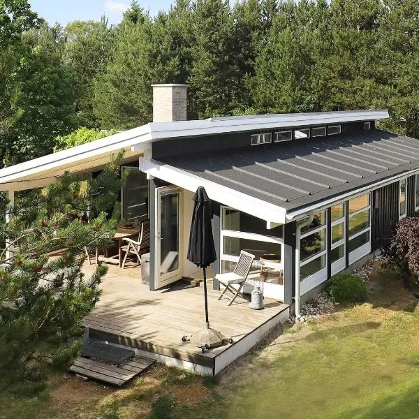 8 person holiday home in Hals, hotel u gradu Hals