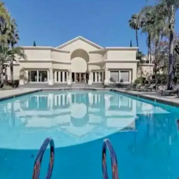 Venetian Vacation La Jolla two bedroom condo luxury furnished central near beach and UTC mall