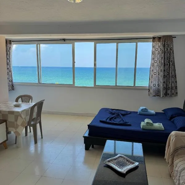 Studio with Stunning Sea View, Hotel in Hammam Sousse