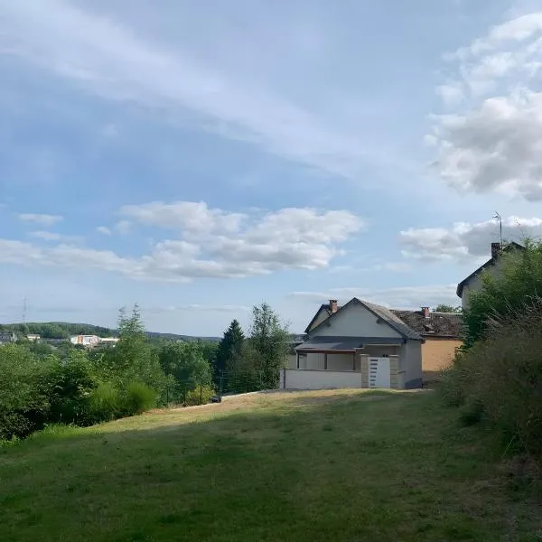 Maison calme & paisible avec vue, hotel in Château-Chinon
