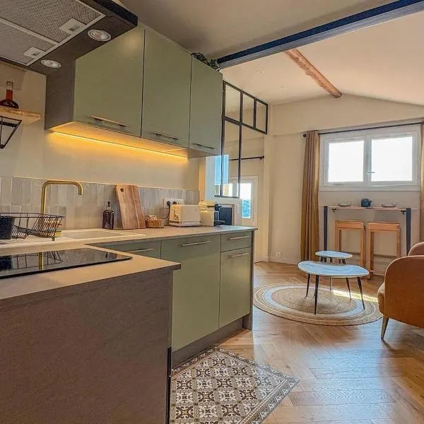 Charmant 2 pièces rénové avec vue mer, hotel in Villefranche-sur-Mer