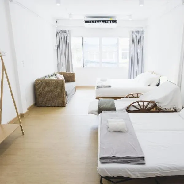Nitichai place, Cozy 3-Storey Sukhumvit Stay, hotel in Bangkok