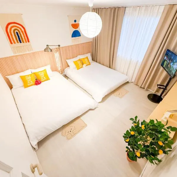 3beds near Ahyeon Hongdae Seoul train st Yeouido, khách sạn ở Seoul