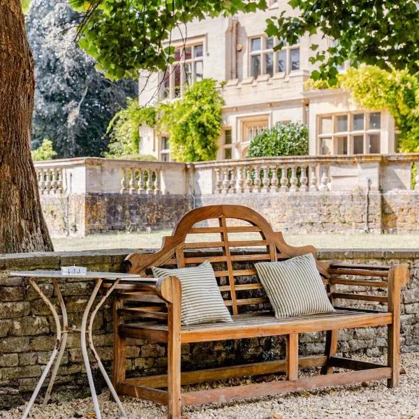 The Old Pool House, Stylish Large Studio in Private Country Estate with Air Con, hotel in Bradford on Avon