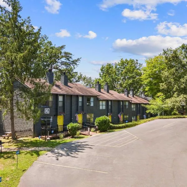 Cozy Retreat awaits w Pool Grill Near Dollywood, hotel in Pigeon Forge