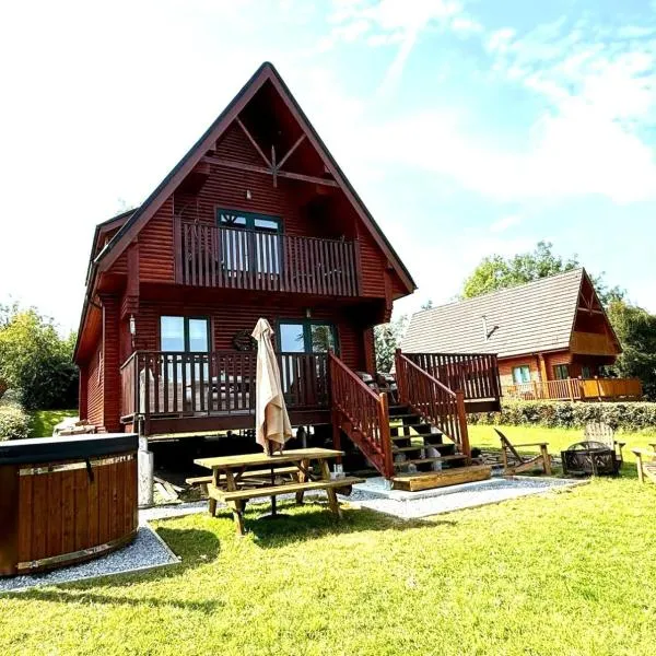Cois na hÉirne - Log Cabin I Lake View I Hot Tub, hotel in Belturbet