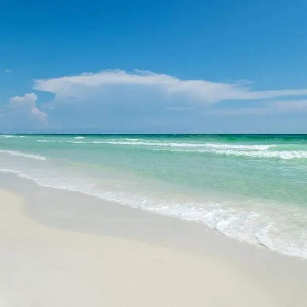 Calypso 3 New Relax Unwind Luxury PCB next to Pier Park 3 Bed 2 Bath Pool Hot Tub Tikki bar，位于巴拿马城海滩的酒店