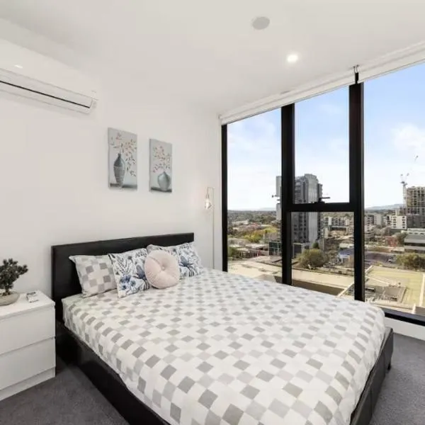 Ensuite Room with Unbeatable Amenities & Prime Box Hill Location in 2B2B Apartment Homestay, hotel en Box Hill