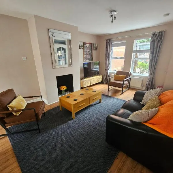 Stylish home in trendy area close to city centre, with parking, hotel in Belfast