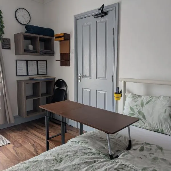 R4 - New Relaxing Double - City & Beach Access, WIFI, Free Parking - Self Catering, hotel in Swansea