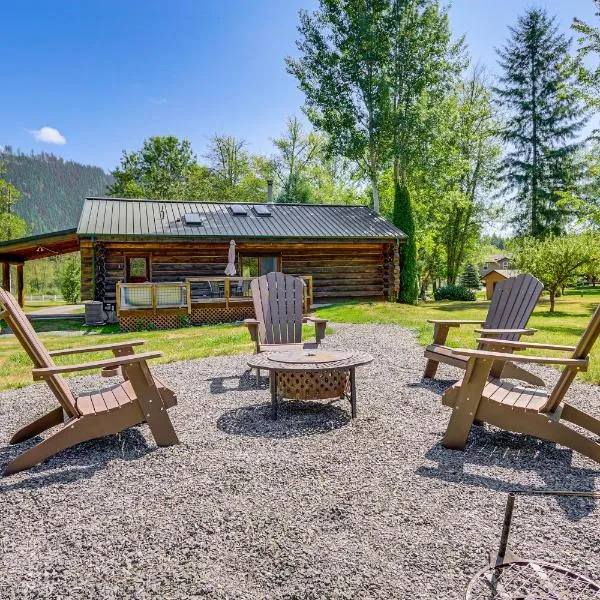 Dog-Friendly Arlington Cabin with Private Hot Tub!, hotel in Arlington