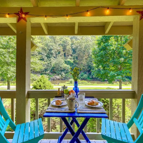 Riverfront Home with Fire Pit and Deck in Lansing, hôtel à Lansing