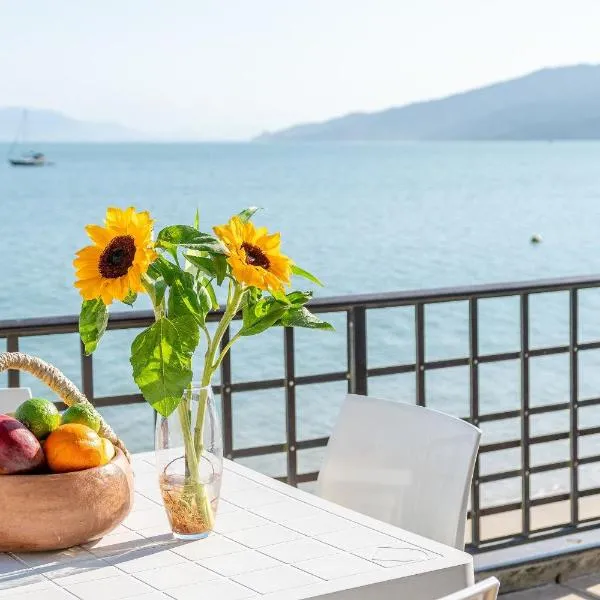 Casa frente ao Mar de Dentro com pôr do sol único, hotel em Canto Grande