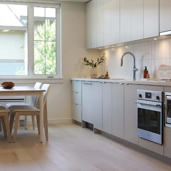 Studio At The Crescent Sleeps 2 to 4, hotel in Rossland
