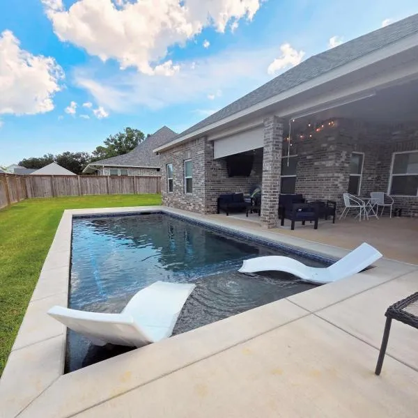 Home with Private Pool on Golf Course，位于海泉市的酒店