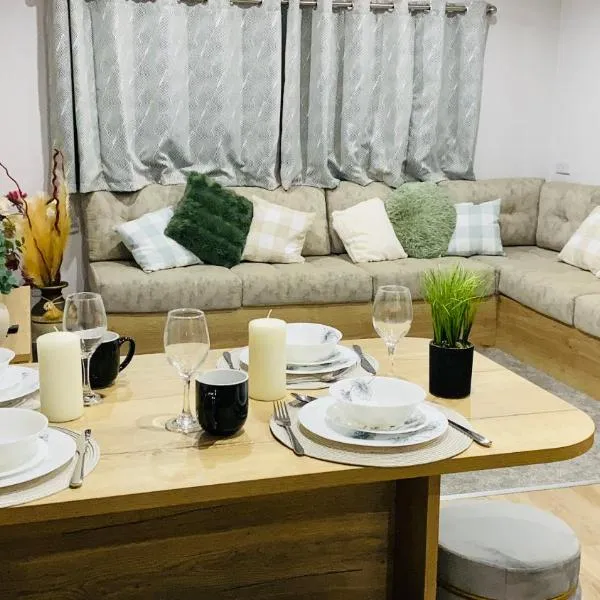 BAF Luxury Stays - Billing Aquadrome - Caravan Sleeps 8, ξενοδοχείο σε Great Billing