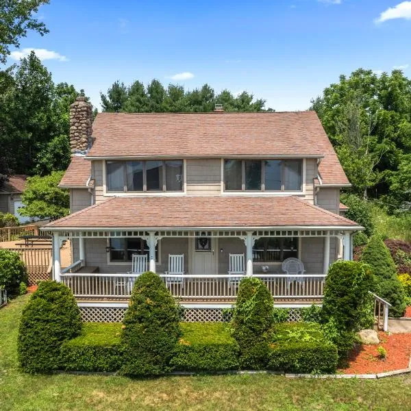 Grammy's Famous Lake House Retreat, hotel in East Hampton