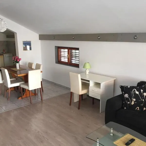Apartments Pavić, hotel in Betina