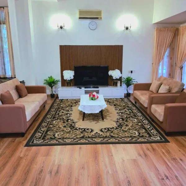 5-BEDROOM FERRINGHI HOUSE with WIFI , NETFLIX , BBQ SET , 5 MINUTES WALK to BEACH, hotel in Batu Ferringhi