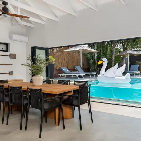 Luxury Family Villa with Pool, Gym & Bonfire Area, hotel in Cape Town