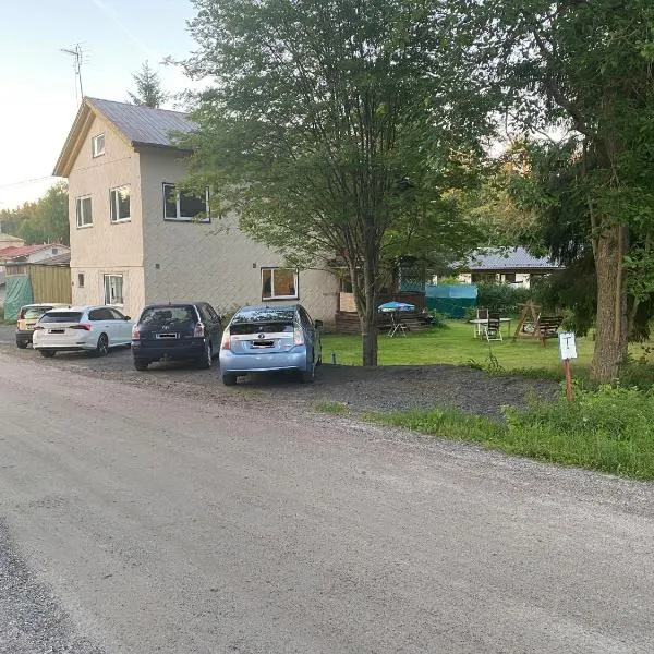 Mäntyharju keskus, yksityishuoneita keittiöllä tai koko 88m2 asunto, hotel em Mäntyharju