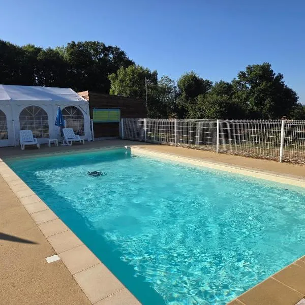 Camping des Papillons, hotel in Lalizolle