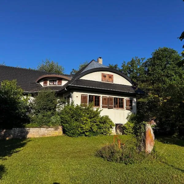 Suite privée indépendante avec sauna et jardin, hotel in Etzling