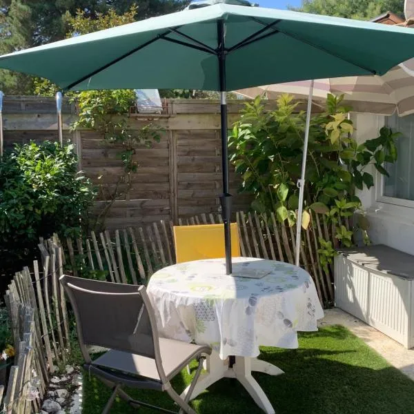 Petite maison dans le jardin, khách sạn ở Ars-en-Ré