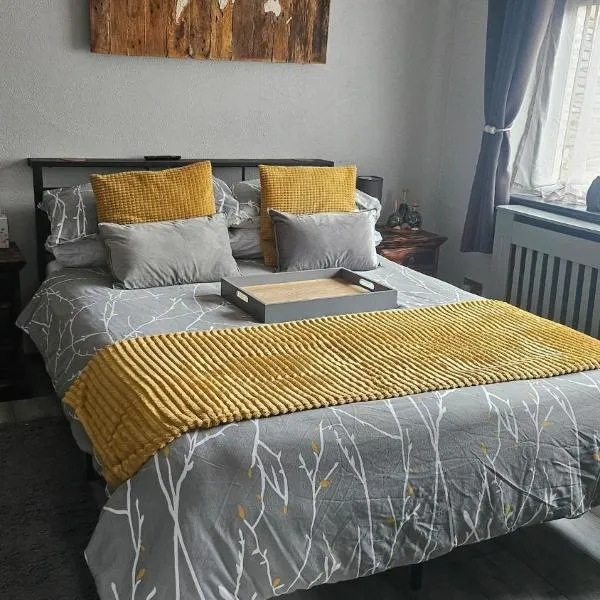 Private 1 bedroom suite, hotel in Cahersiveen