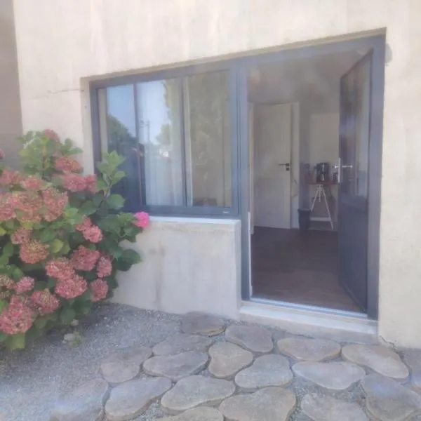 PETIT STUDIO DAnS UN JARDIN, Hotel in Pornic