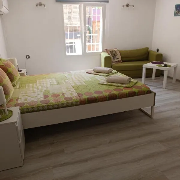 Wendy House - Central Sofia - 3BRDR - Private Courtyard - 5 min to Vitosha blvd, hotel in Sofia