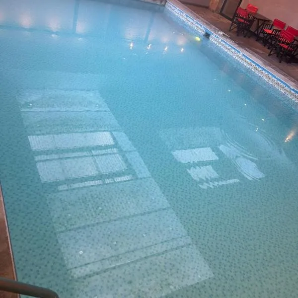 Depto vista directa al mar con Piscina climatizada, hotel in Necochea