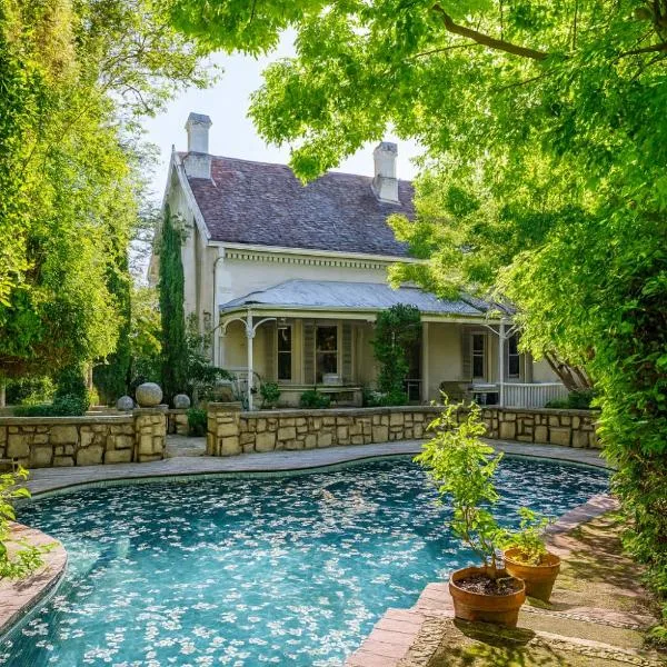 Dream Guest Suite in Fabulous Edwardian Claremont, hotel in Cape Town