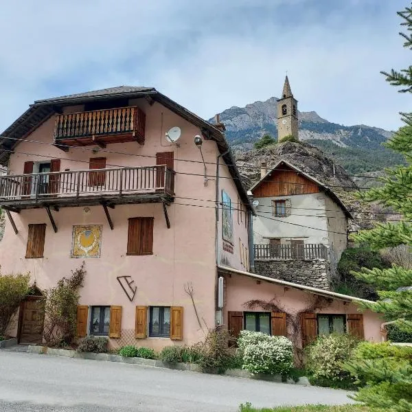 Gîte Auberge Les Terres Blanches de Méolans, hotel di Méolans