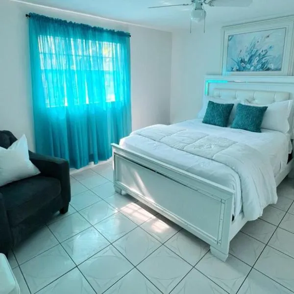 Private home in West Palm, hotel in West Palm Beach