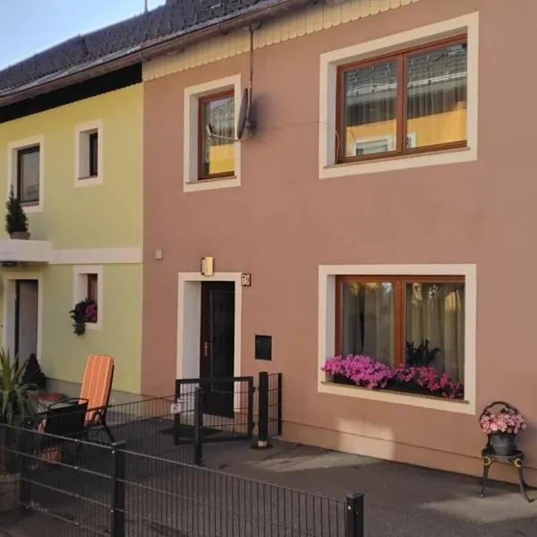 Freddys Gästehaus 80 m2 für 4 Personen, hotel in Dellach