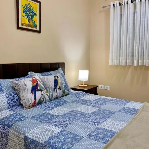 Maravilhoso Hostel Pousada Casa das Flores no Centro de Assis- SP-Brasil, hotel in Assis