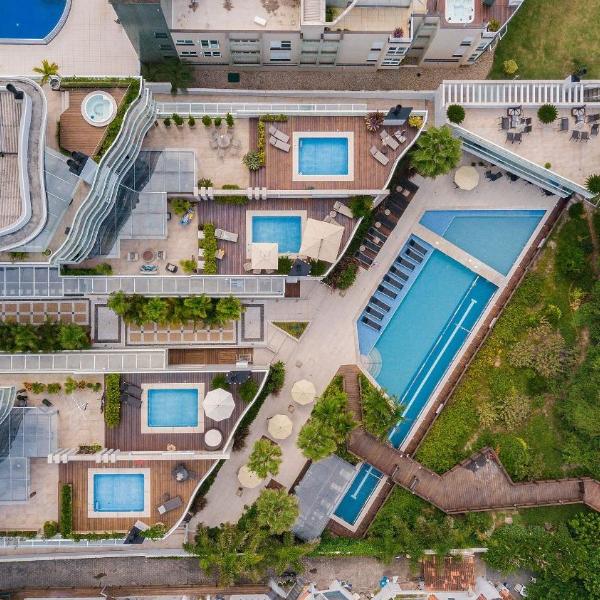 Excelente apartamento em condomínio pé na Areia.