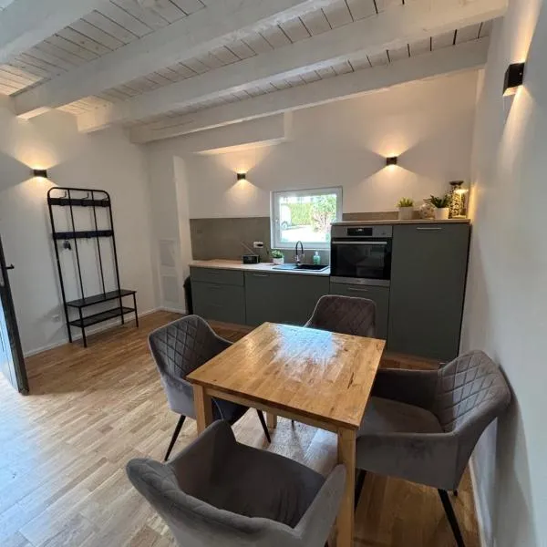 Chalet Ruhrtal Meschede Freienohl mit Parkplatz und Klimaanlage, hotel em Meschede