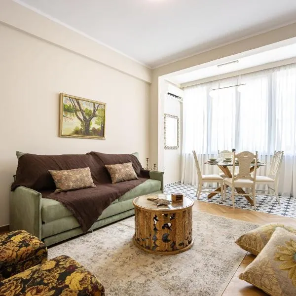 Sunny and friendly apartment, hotel em Pireu