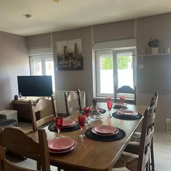 Appartement calme, frais à louer, nouvellement repeint, emplacement stratégique, proche de toutes commodités, de l'autoroute, valenciennes, lille, Belgique, wifi, Netflix, parking Gratuits, hotel in Raismes